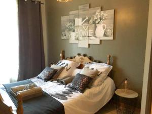 um quarto com uma cama com almofadas em Chalet d'une chambre avec sauna et wifi a Arrens Marsous em Arrens-Marsous