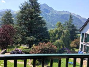 uma varanda de uma casa com vista para uma montanha em Chalet d'une chambre avec sauna et wifi a Arrens Marsous em Arrens-Marsous