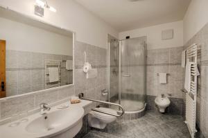 Koupelna v ubytování Hotel Garni Elisir