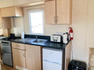 Η κουζίνα ή μικρή κουζίνα στο 3 Bed Caravan-Sleeps 6-Pet Friendly-Near the Beach +2 φωτογραφίες