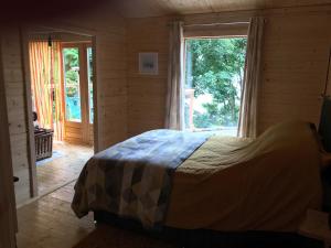 Postel nebo postele na pokoji v ubytování Off Grid 1-Bed Cabin Pets Ok 20 mins to Dunoon
