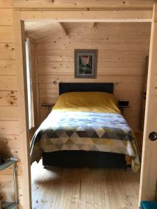 Tempat tidur dalam kamar di Off Grid Hideaway on the West Coast of Scotland