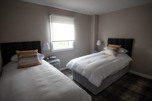 une chambre avec deux lits et une fenêtre dans l'établissement The View 3-Bed Cottage Findochty Buckie Moray, à Findochty