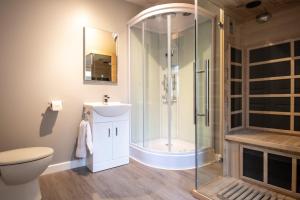 une salle de bains avec douche, toilettes et lavabo dans l'établissement The View 3-Bed Cottage Findochty Buckie Moray, à Findochty 25 autres photos