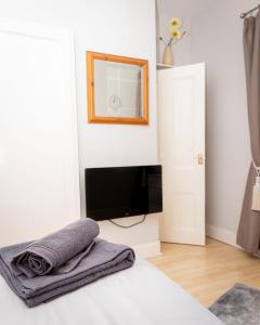 En TV eller et underholdningssystem på Sandgate 2-Bed Apartment in Ayr central location