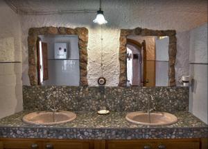 Kúpeľňa v ubytovaní Charming rental with shared pool in Gorafe