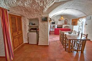 Kuchyňa alebo kuchynka v ubytovaní Charming rental with shared pool in Gorafe