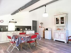 A cozinha ou cozinha compacta de Appartement de 2 chambres avec piscine partagee jardin clos et wifi a Castera Lectourois