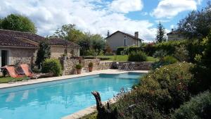 A piscina localizada em Appartement de 2 chambres avec piscine partagee jardin clos et wifi a Castera Lectourois ou nos arredores