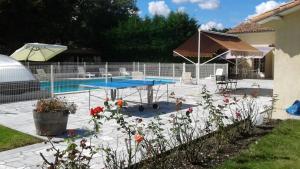 Photo de la galerie de l'établissement Maison de 3 chambres avec piscine partagee jardin amenage et wifi a Begadan, à Bégadan