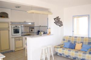 una cucina e un soggiorno con divano di Appartement de 2 chambres a Valras Plage a 600 m de la plage avec piscine partagee terrasse amenagee et wifi a Valras-Plage