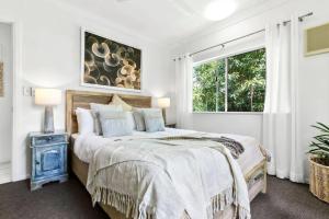 Un dormitorio blanco con una cama grande y una ventana en Bohemia Heights en Westcourt