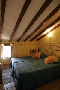 One bedroom apartement with balcony and wifi at Robledillo de Gata tesisinde bir odada yatak veya yataklar