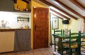One bedroom apartement with balcony and wifi at Robledillo de Gata tesisinde mutfak veya mini mutfak