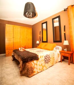 Una cama o camas en una habitación de 2 bedrooms apartement with city view furnished terrace and wifi at Los Llanos 6 km away from the beach