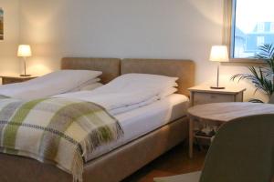 Un pat sau paturi într-o cameră la Hotel Breidafjordur