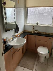 Koupelna v ubytování Limegrove Comfortable three bedroom house + 25 fotografií