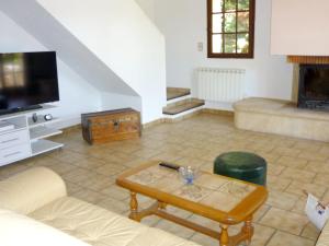 ロリオル・デュ・コンタにあるMaison de 3 chambres avec jardin clos et wifi a Loriol du Comtatのリビングルーム(ソファ、テレビ付)