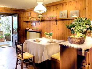 un comedor con una mesa con una planta en 2 bedrooms chalet with sauna enclosed garden and wifi at Gratillon, en Villeneuve