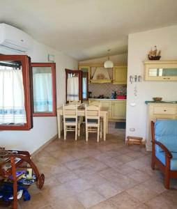 cocina y comedor con mesa y sillas en 3 bedrooms villa at Magomadas 10 m away from the beach with sea view terrace and wifi, en Magomadas