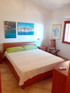 Krevet ili kreveti u jedinici u okviru objekta 3 bedrooms villa at Magomadas 10 m away from the beach with sea view terrace and wifi