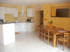 Mouterre-SillyにあるMaison charmante en campagne à Mouterre-Silly, Jardin, Terrasse.のテーブルとテレビのあるキッチンとダイニングルーム +12枚の写真