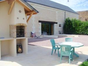 Mouterre-SillyにあるMaison charmante en campagne à Mouterre-Silly, Jardin, Terrasse.のパティオ(テーブル、椅子、暖炉付)