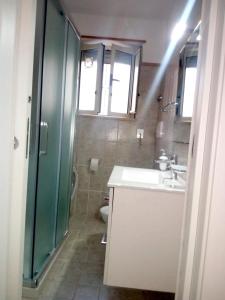 uma casa de banho com um chuveiro, um lavatório e um WC. em One bedroom appartement with wifi at Montegiordano 9 km away from the beach em Montegiordano