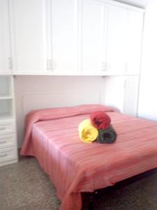 uma cama com um cobertor vermelho e um bicho de peluche em One bedroom appartement with wifi at Montegiordano 9 km away from the beach em Montegiordano