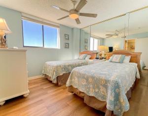 Tempat tidur dalam kamar di Sand Dollar Condominiums