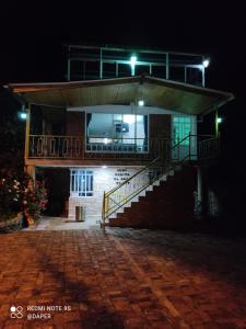 un bâtiment avec un escalier devant lui la nuit dans l'établissement Cabaña Los Hayuelos, à Paipa