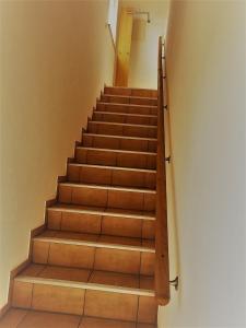 una escalera con escalones de madera en un edificio en Appartement Joli, en Bernau am Chiemsee