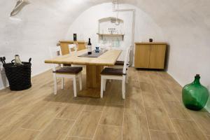 A kitchen or kitchenette at Kincses Sziget Apartman