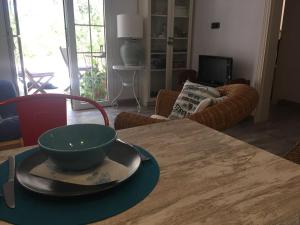 プラヤ・ミジョーンにある2 bedrooms house at Platja de Migjorn 600 m away from the beach with furnished garden and wifiのリビングルームのテーブルに鉢