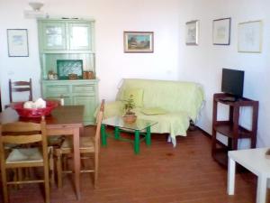 Televisi dan/atau pusat hiburan di 2 bedrooms house with sea view and furnished terrace at Mazara del Vallo