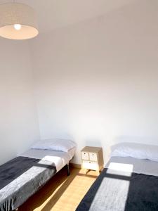 Tempat tidur dalam kamar di 4 bedrooms appartement with city view terrace and wifi at Tortosa