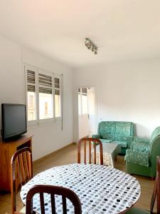 Area tempat duduk di 4 bedrooms appartement with city view terrace and wifi at Tortosa