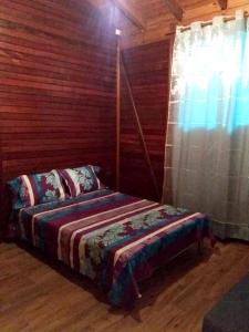 Ein Bett oder Betten in einem Zimmer der Unterkunft Maison de 2 chambres avec jardin clos et wifi a Petit Bourg