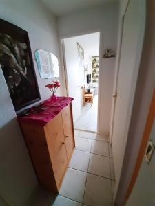 ein Zimmer mit einer Theke mit einer Blumenvase darauf in der Unterkunft Appartement charmant à Bandol 30 m² avec vue sur la mer. in Bandol + 17 Fotos