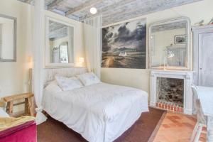 Giường trong phòng chung tại Maison de 3 chambres avec vue sur la mer jardin clos et wifi a Regneville sur Mer a 2 km de la plage