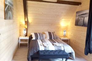 um quarto com uma cama numa parede de madeira em Villa de 3 chambres avec piscine privee jardin clos et wifi a Aspin en Lavedan em Aspin-en-Lavedan