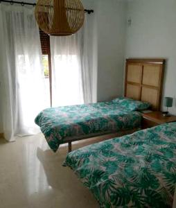 Kama o mga kama sa kuwarto sa 5 bedrooms villa with private pool jacuzzi and furnished terrace at Marbella