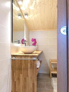Phòng tắm tại Spacious House in Cretas with Mountain View +19 ảnh