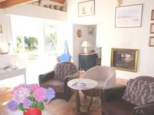 Uma área de estar em Maison de 3 chambres a Plouguerneau a 300 m de la plage avec vue sur la mer jardin clos et wifi