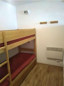 een kleine kamer met 2 stapelbedden en een ventilator bij Appartement de 2 chambres avec vue sur la ville piscine partagee et terrasse a La foux d'Allos in La Foux