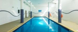 une piscine dans une salle de sport avec de l'eau bleue dans l'établissement Appartement convivial à La Foux d'Allos, 57 m², piscine partagée, à La Foux 12 autres photos