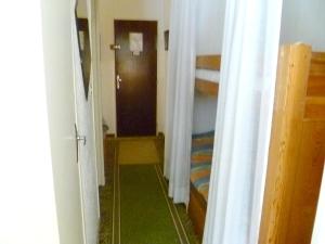 EnchastrayesにあるAppartement d'une chambre avec balcon a Enchastrayesの廊下(ドア付)と緑のカーペットが敷かれた部屋
