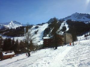 Фотография из галереи Charmant appartement à Enchastrayes 38 m² avec vue montagne в городе Enchastrayes