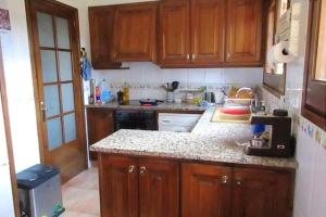 Cuisine ou kitchenette dans l'établissement 4 bedrooms villa with private pool and wifi at Can Carbonell