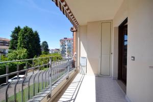 - Balcón con vistas a la calle en One bedroom apartement with furnished balcony and wifi at Vercelli en Vercelli